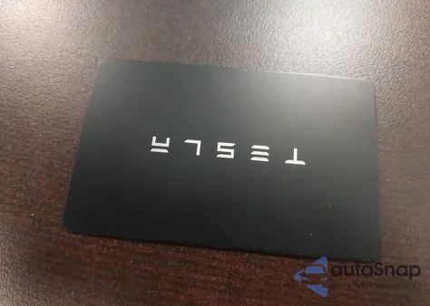 2024 Tesla Model Y Long Range Dual Motor All-Wheel Drive/Rwd z USA, uszkodzony, nr VIN 7SAYGDED7RA324921